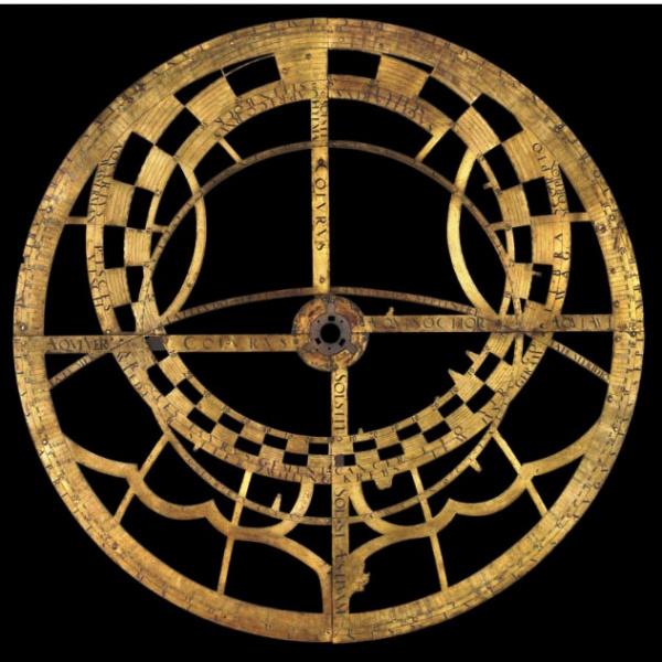 Měděná, v ohni zlacená síť (aranea, rete) astrolábu Fabriciova planisféria o průměru 1460 cm (patrně největší dochovaný astroláb na světě) z let 1573–1575, sesazená ze čtyř samostatných kvadrantů vyřezaných z měděného plechu a nanýtovaných na železnou zpevňovací konstrukci. Na obvodu kotouče je vyryta stupnice ročního kalendáře. Vlastivědné muzeum v Olomouci, inv. č. CH 936.